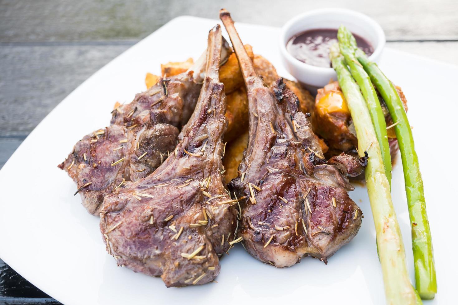 bistecca di costolette di agnello alla griglia foto