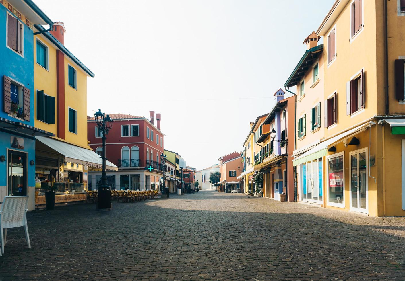 caorle, italia 2017- distretto turistico della vecchia città provinciale di caorle in italia foto