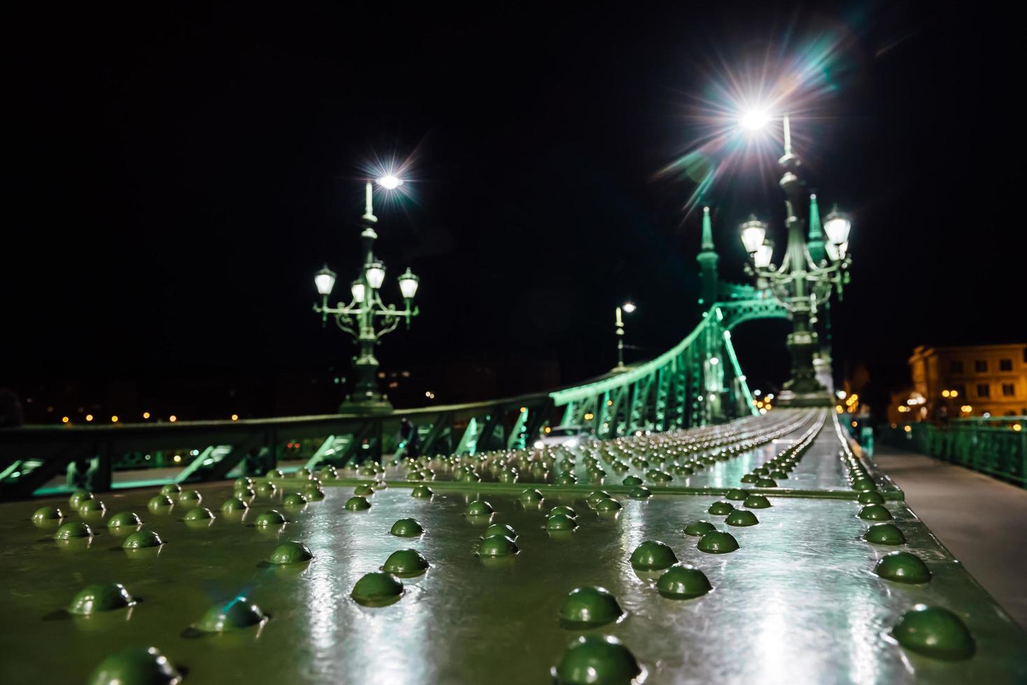 vecchio ponte di ferro sul fiume Danubio a Budapest foto