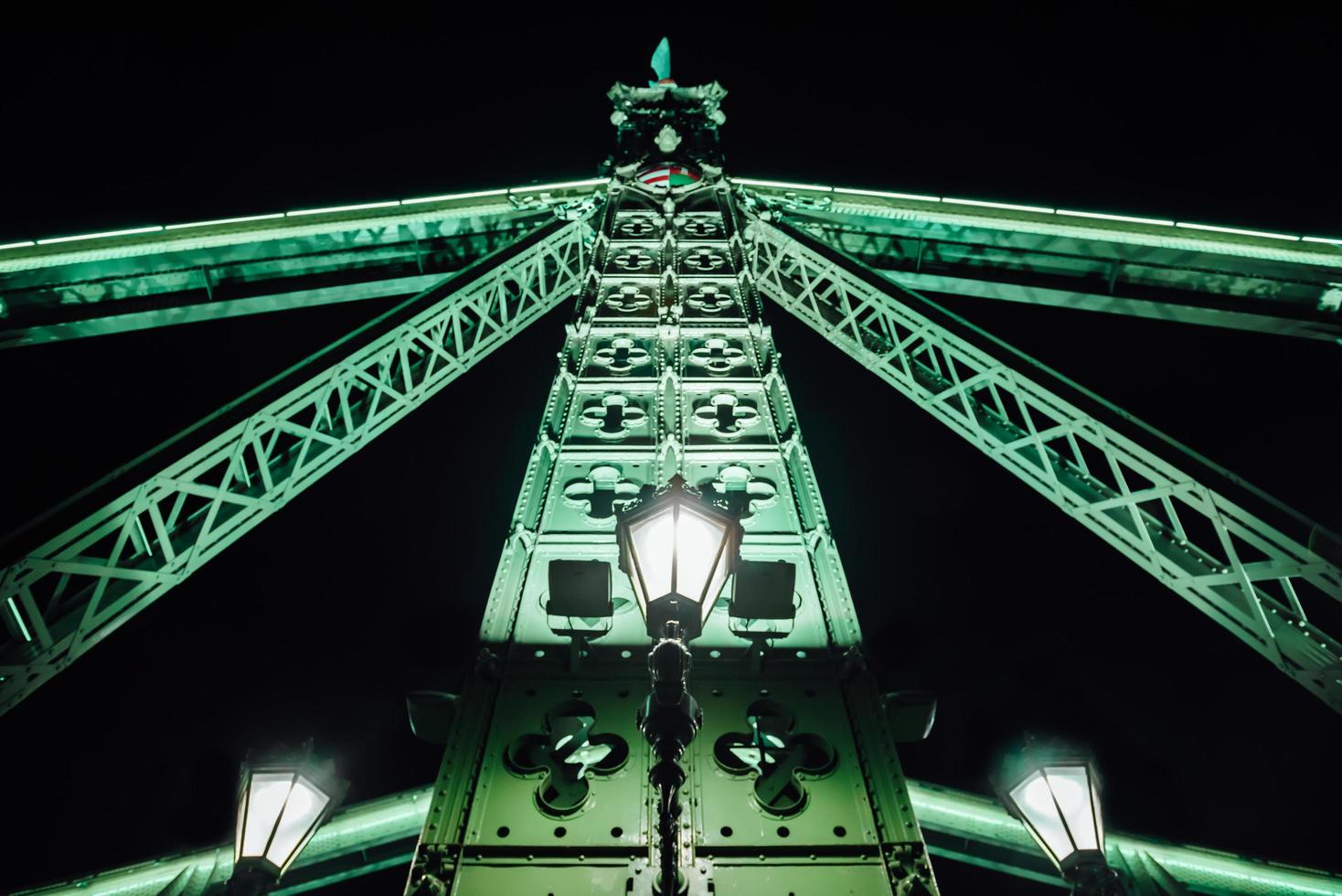 vecchio ponte di ferro sul fiume Danubio a Budapest foto