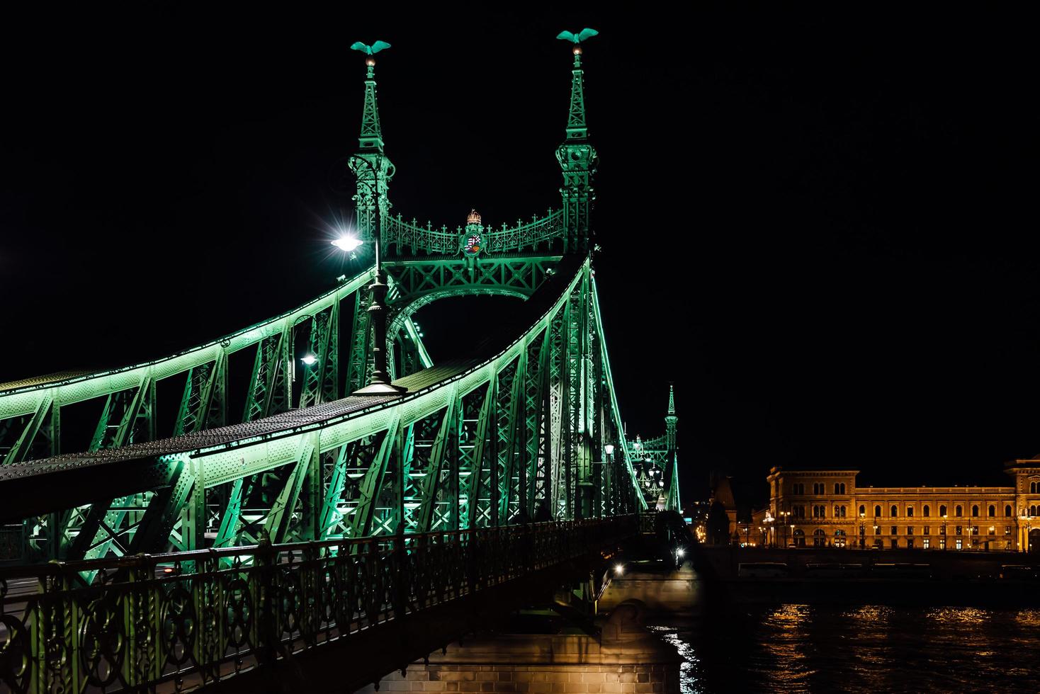 vecchio ponte di ferro sul fiume Danubio a Budapest foto