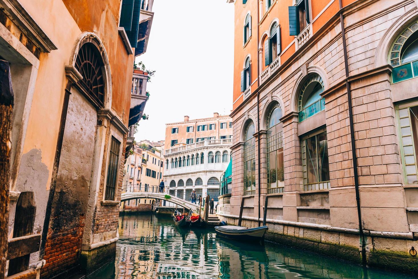 venezia, italia 2017- stretti canali di venezia italia foto