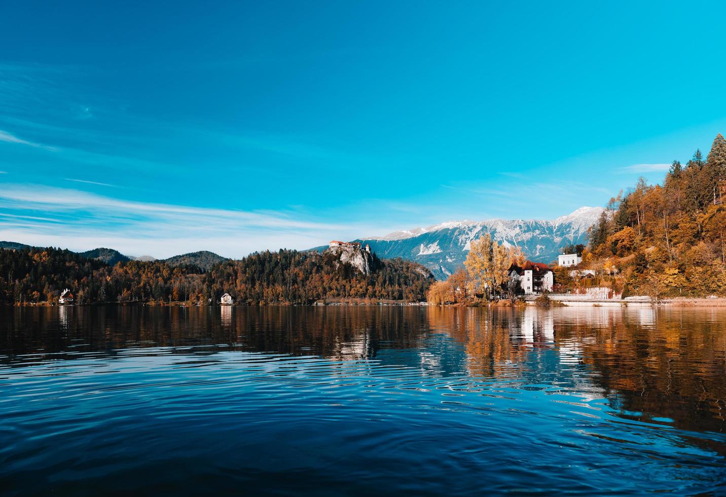 lago sanguinato nelle montagne alpine foto