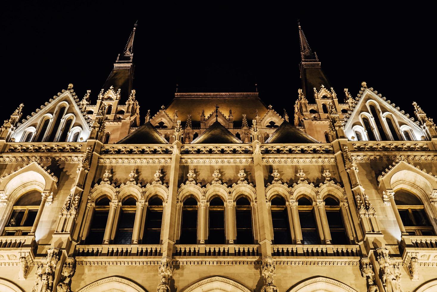 il parlamento ungherese a budapest sul danubio foto