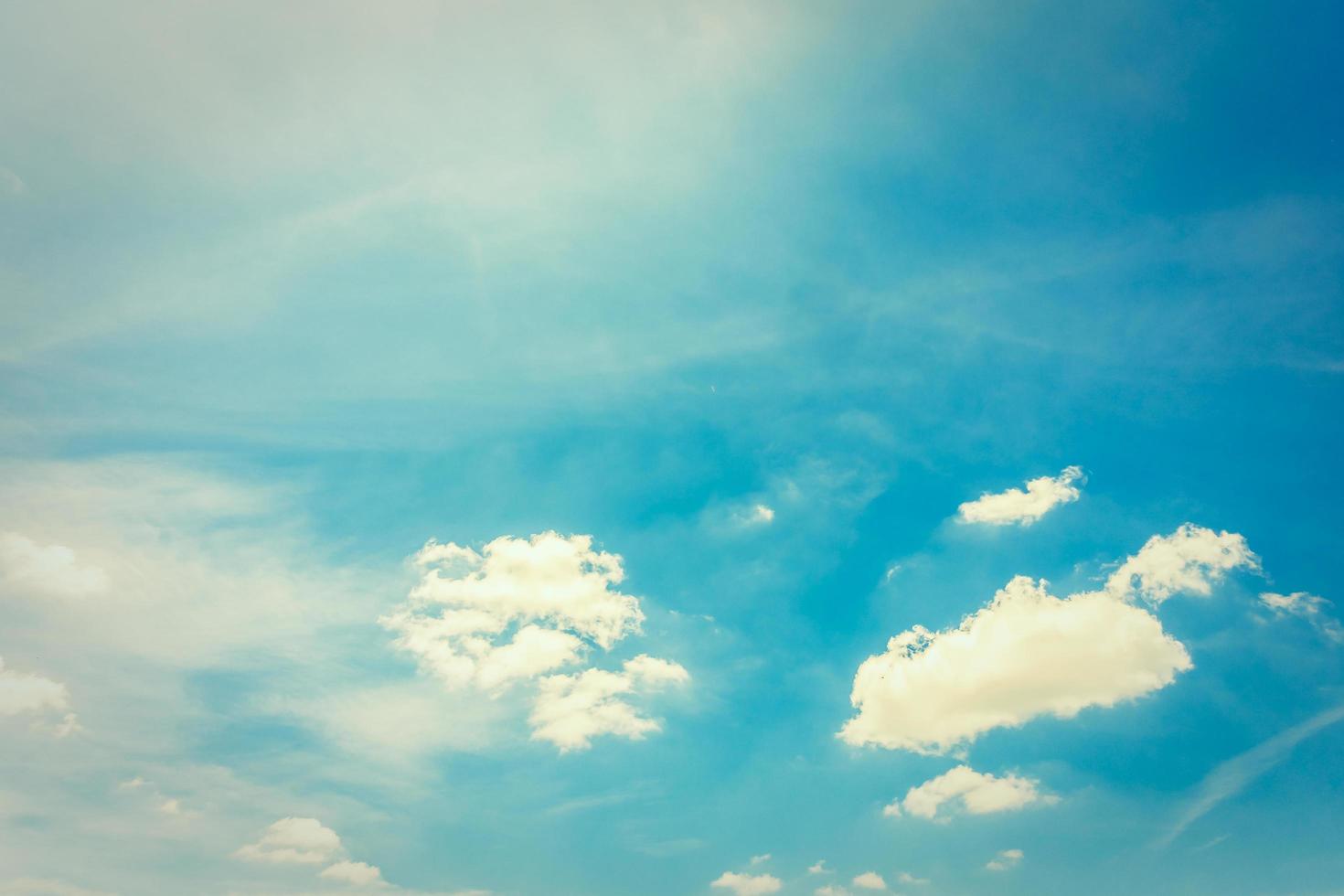 nuvole bianche sul cielo blu foto