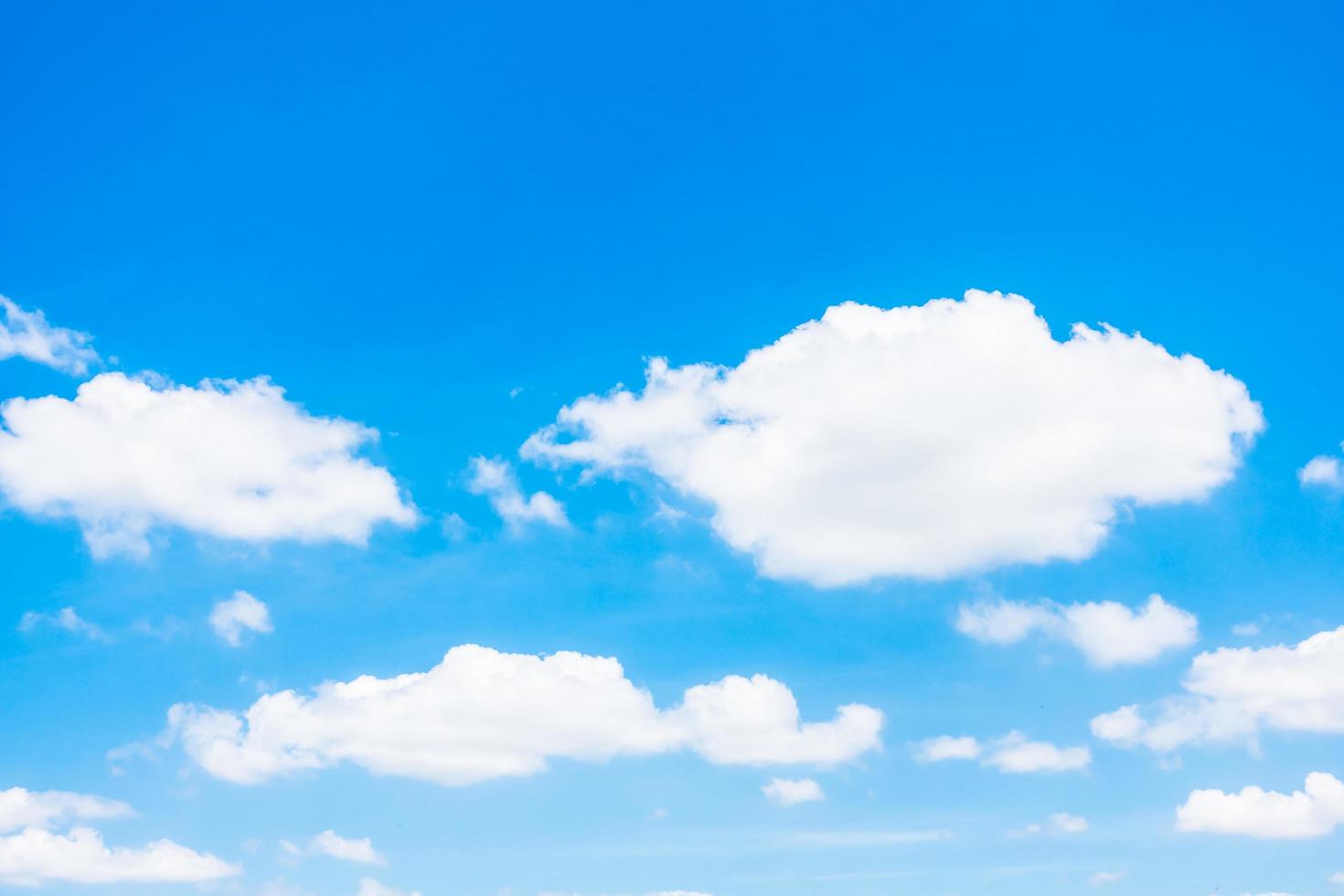 nuvole bianche sul cielo blu foto