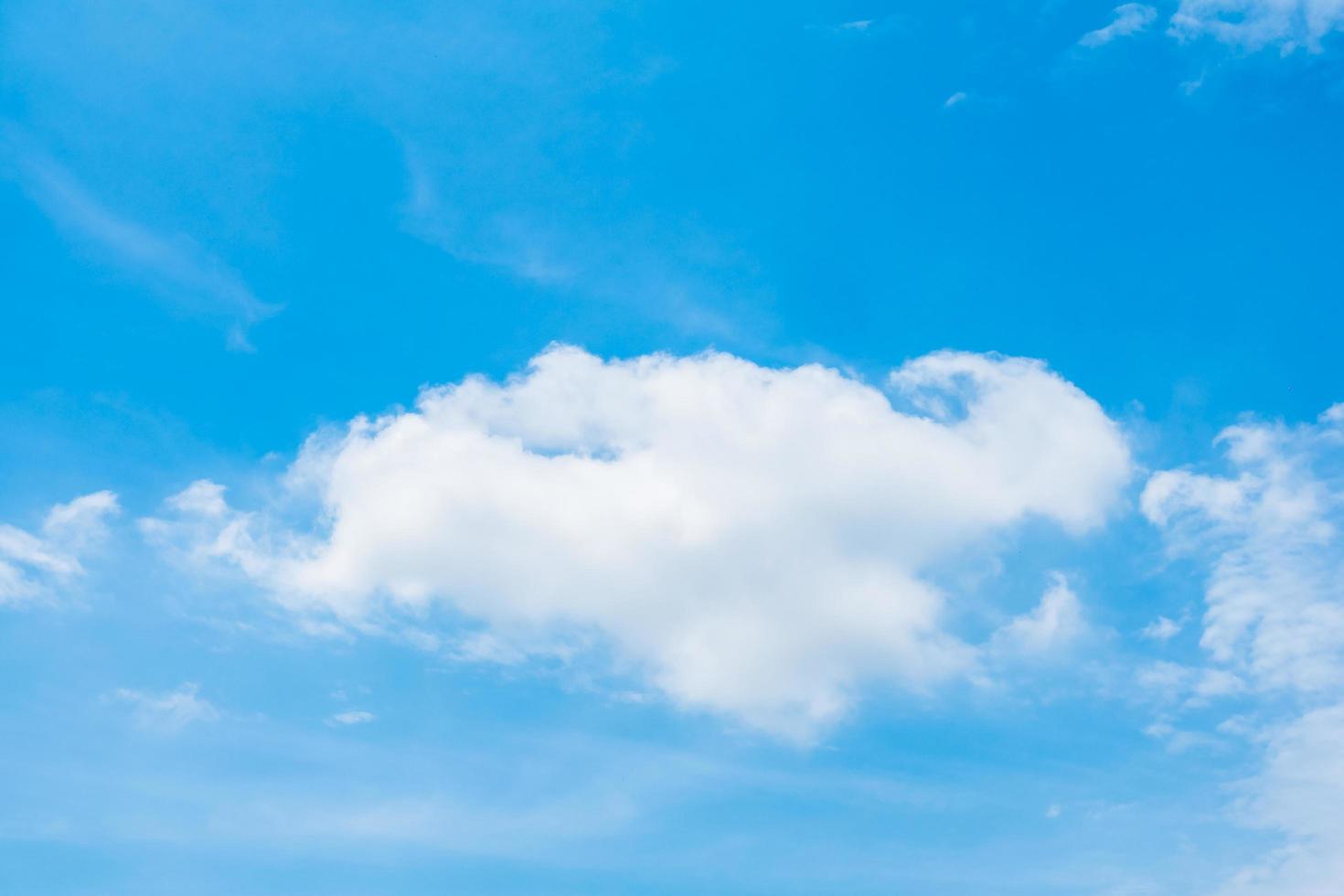 nuvole bianche sul cielo blu foto