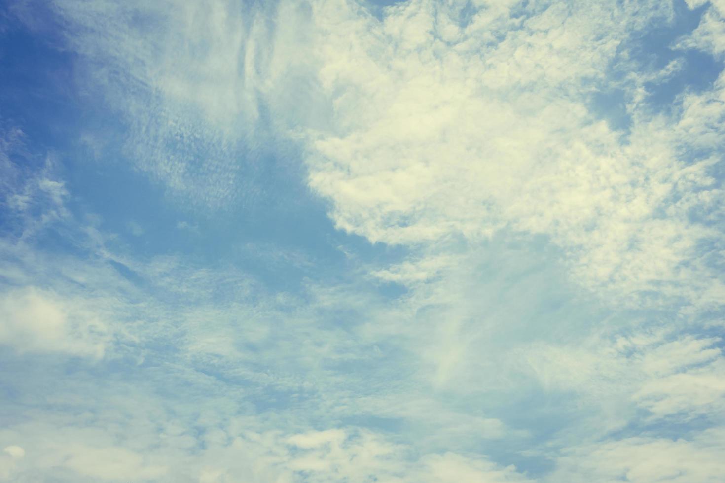 nuvole bianche sul cielo blu foto