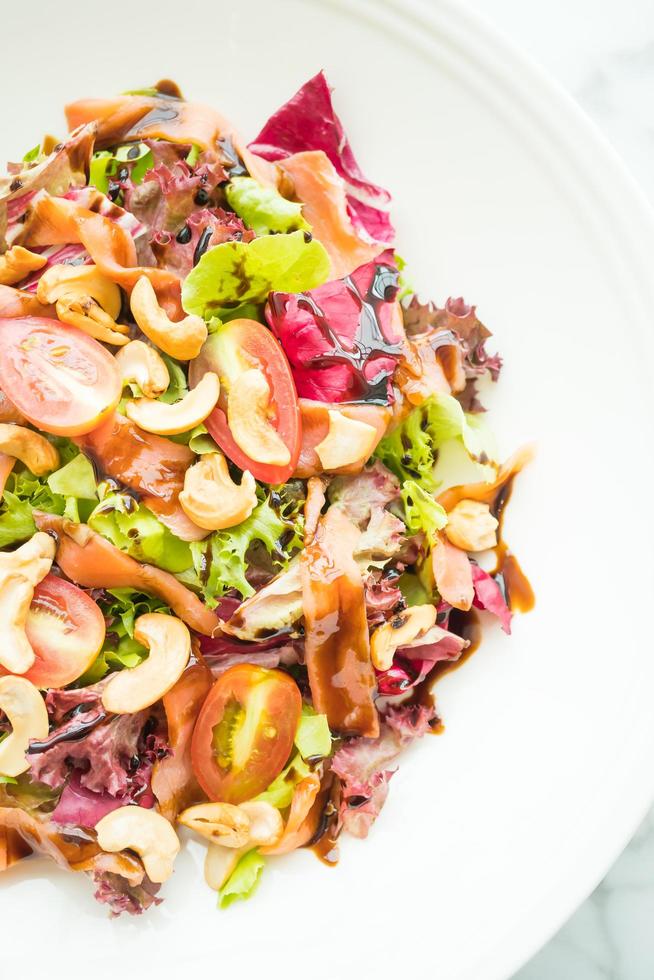 insalata di pomodori e verdure con carne di salmone affumicato foto