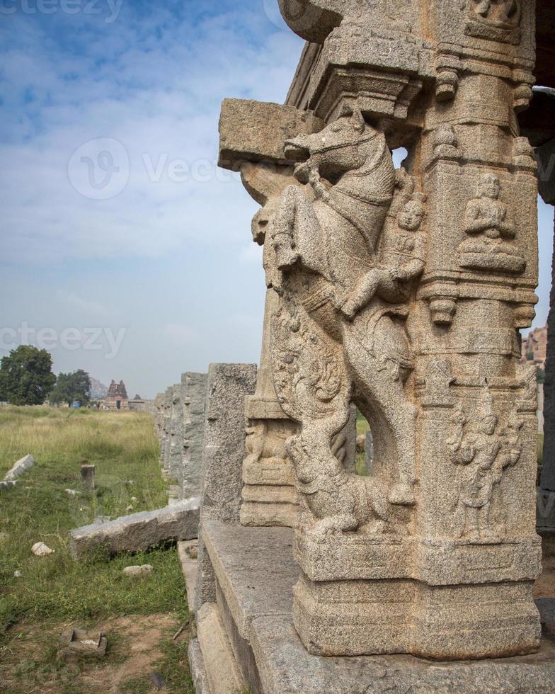 Immagine di un' cavallo ciclista vicino il antico cavallo bazar nel Hampi foto