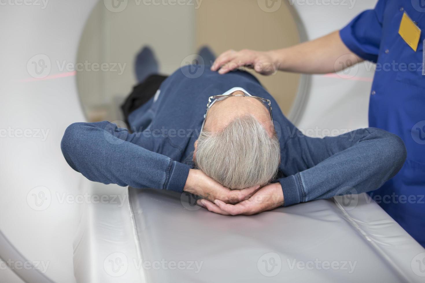 ospedale pazienti siamo fare magnetico risonanza terapia. foto