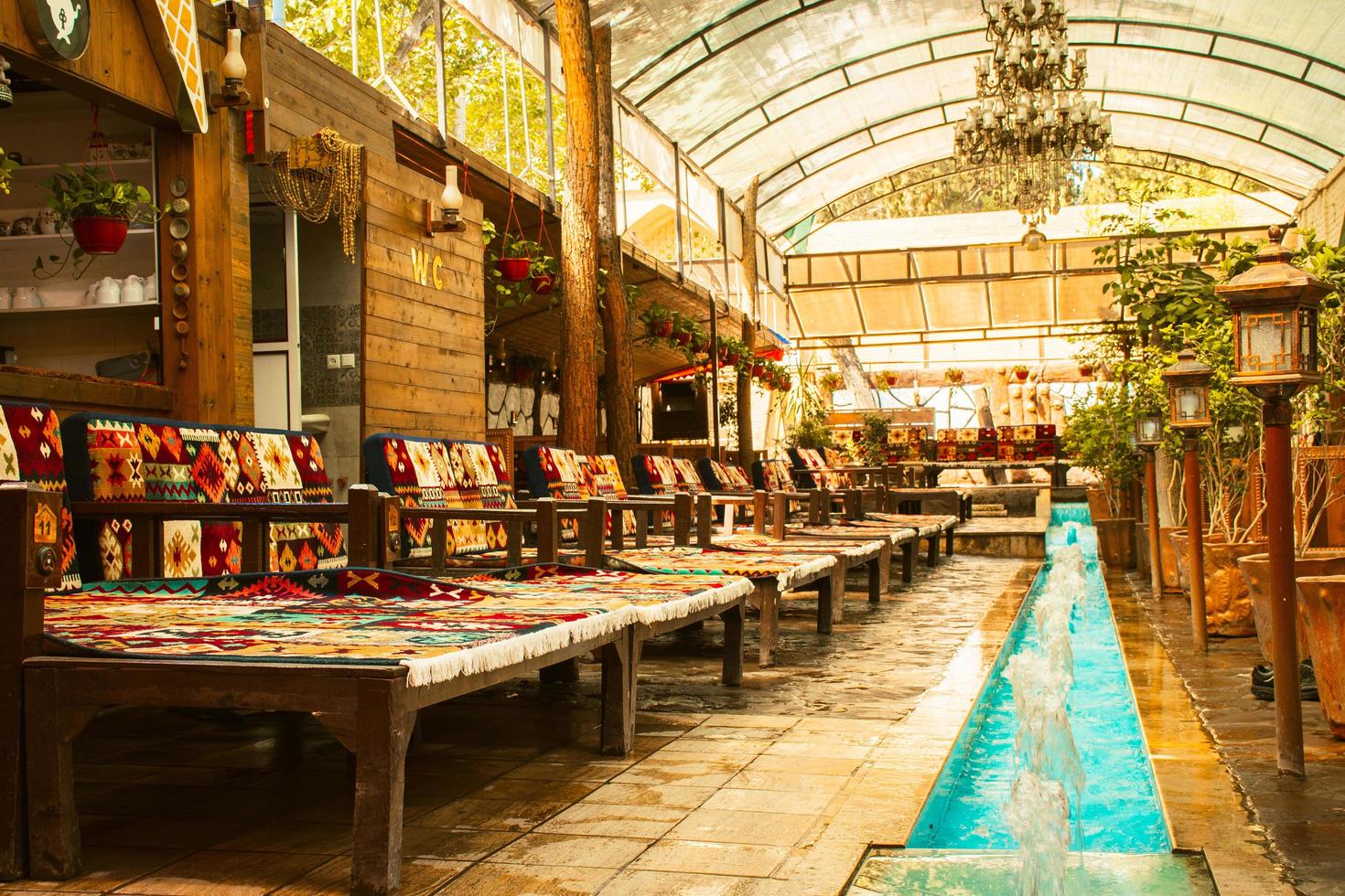 Kashan, iran, 2022 - tradizionale accogliente caffè ristoranti con decorato interno, accogliente posti a sedere e fontane foto