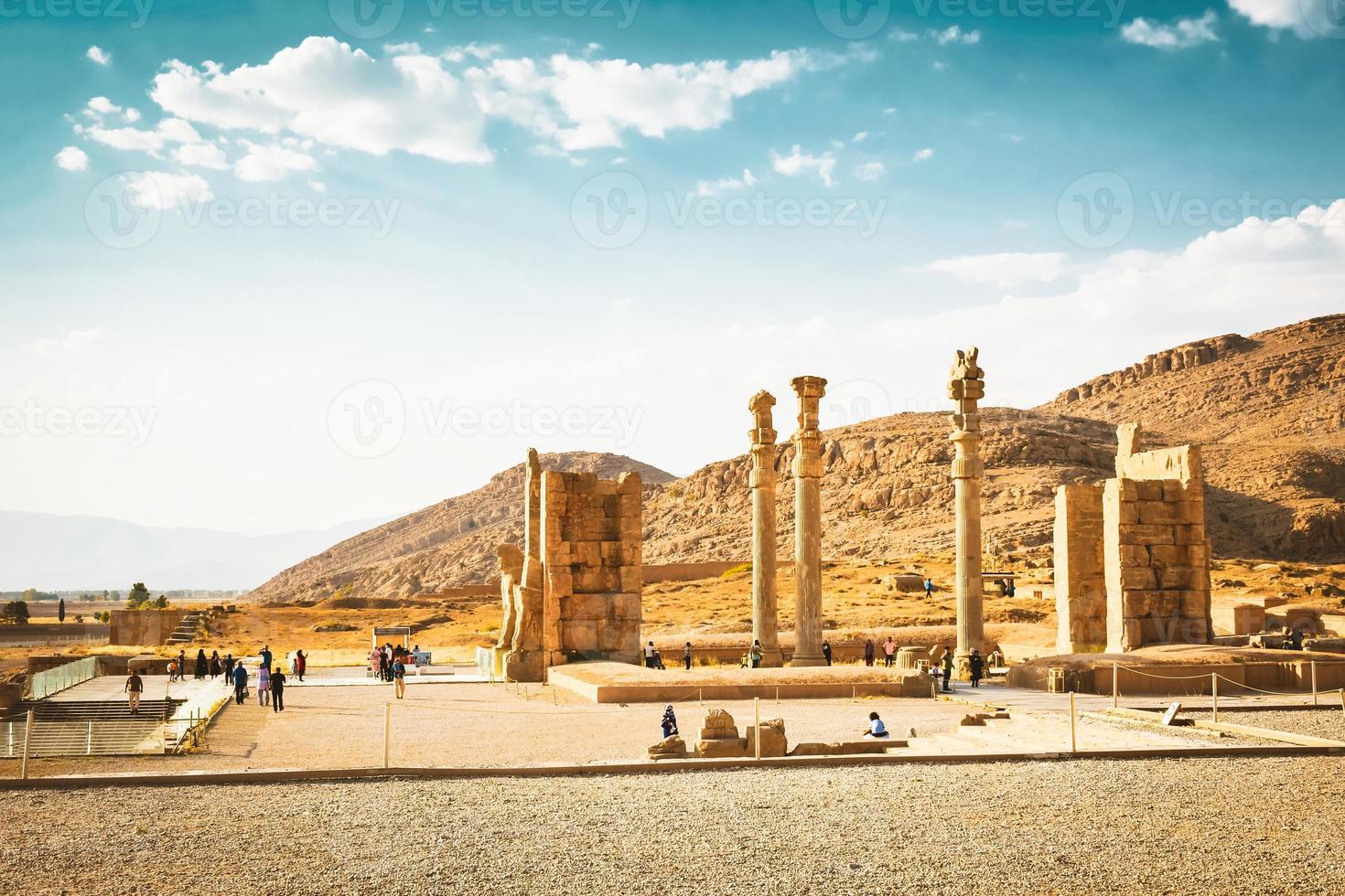 persepoli, iran, 2022 - gruppo di turista camminare di gigante colonna statue. storico persiano città Persepolis nel Persia foto