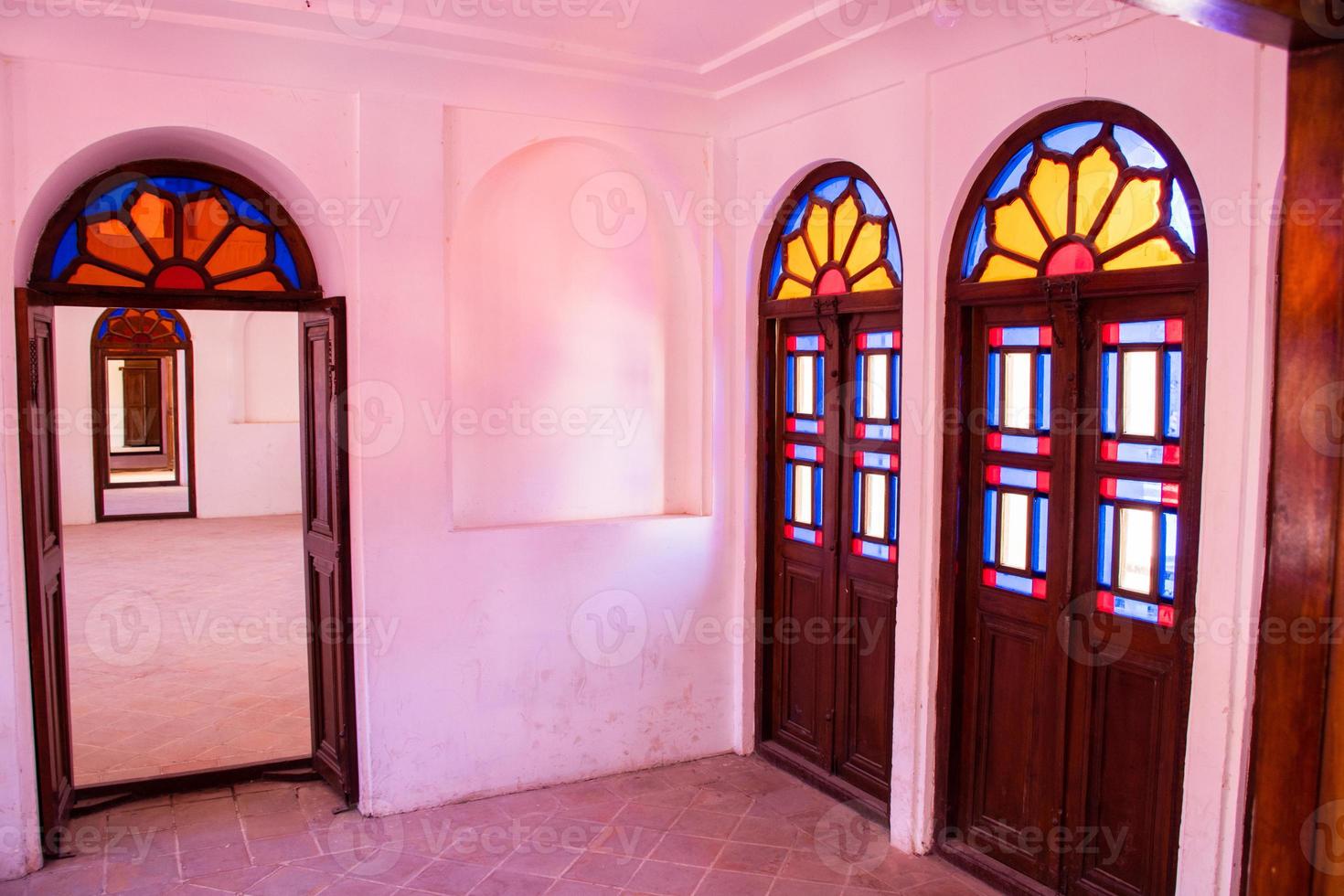 Kashan, iran, 2022 - turista sedersi nel tabatabaei Casa costruito nel presto 1880 per il affluente tabatabaei famiglia. foto