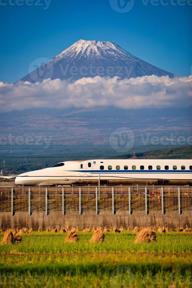 mt. fuji con shinkansen treno e riso campo a shizuoka, Giappone. foto