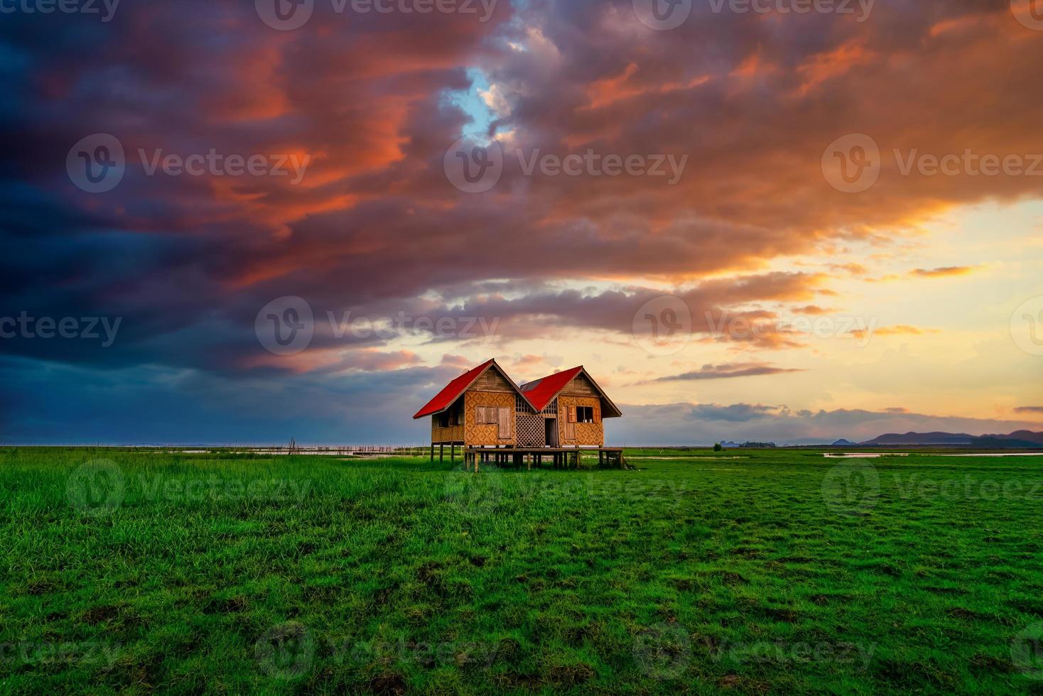 paesaggio Immagine di abbandonato gemello Casa vicino chalerm Phra kiat strada a tramonto nel thale noi, phatthalung, Tailandia foto