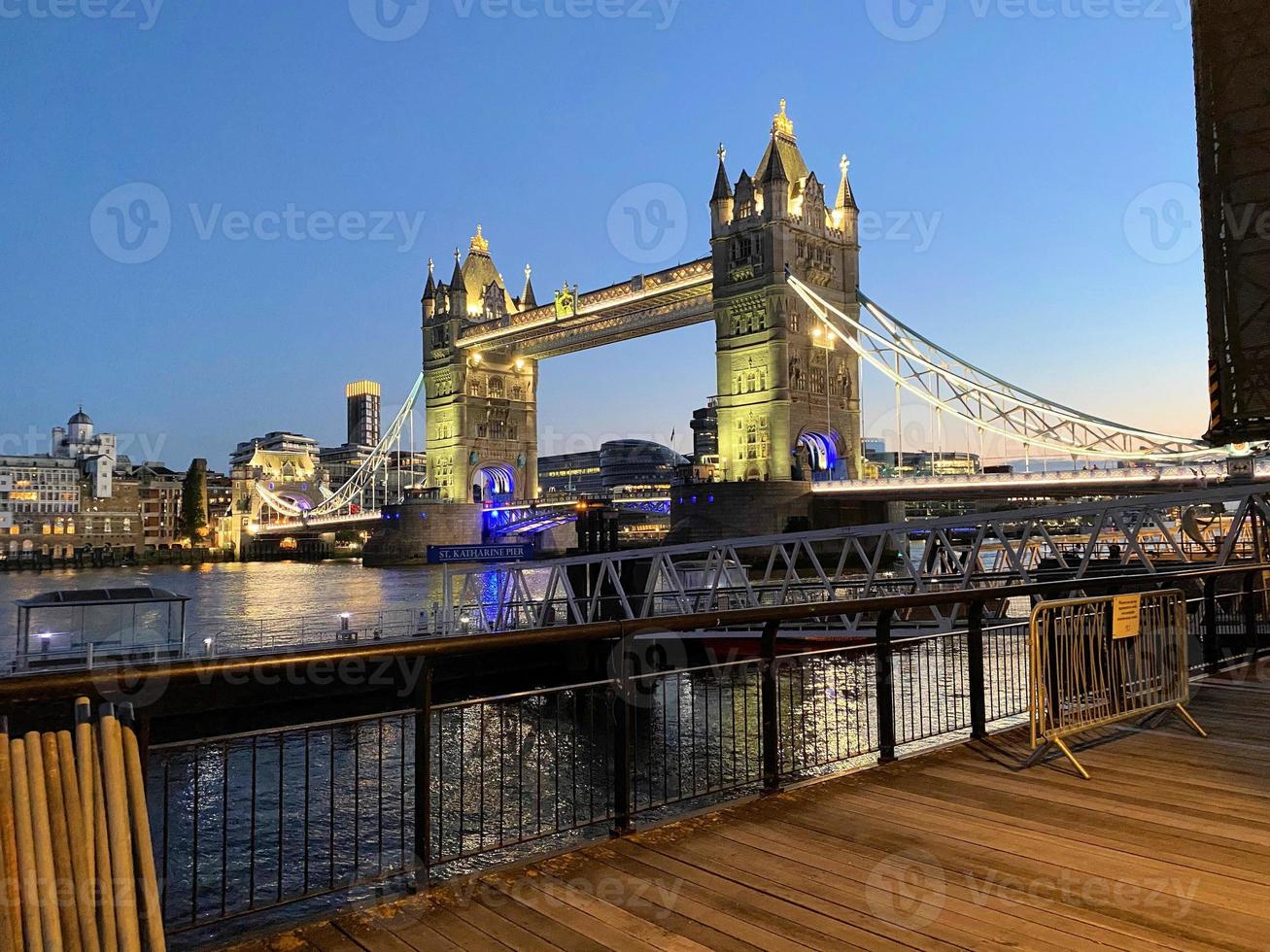 una veduta del Tower Bridge di Londra foto