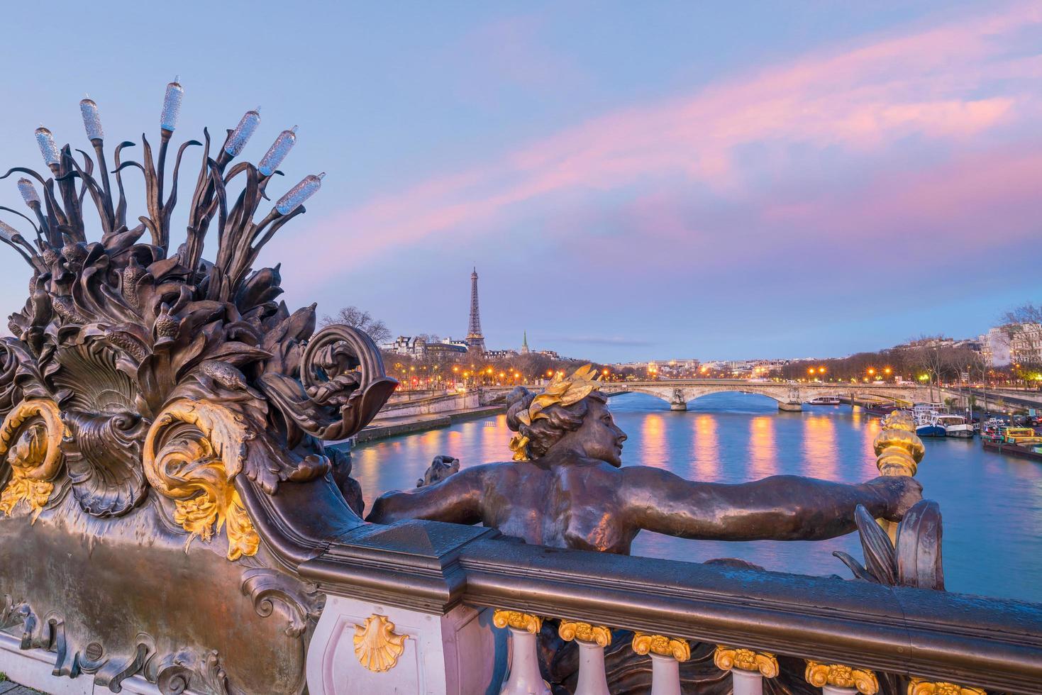 il ponte alessandro iii sul fiume senna a parigi, francia foto