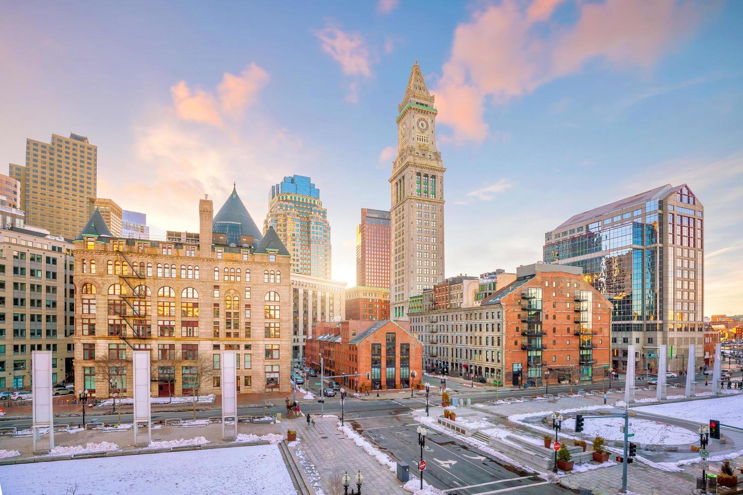 skyline del centro di boston al tramonto nel massachusetts foto