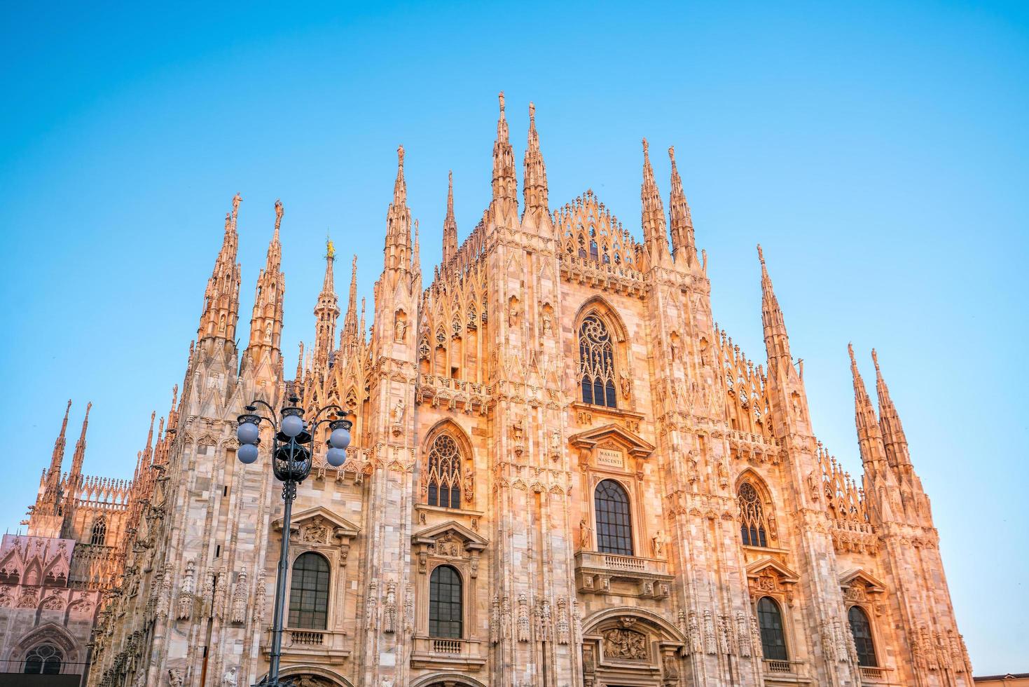 cattedrale duomo di milano in piazza piazza duomo, mattina a milano foto