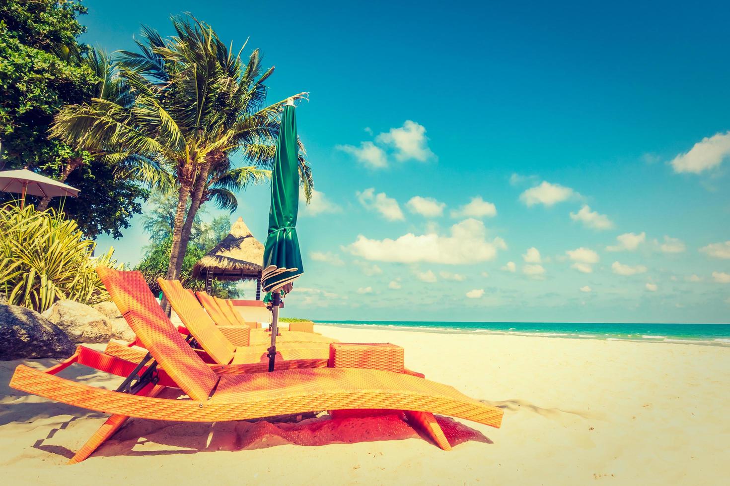 ombrellone e sdraio in spiaggia foto