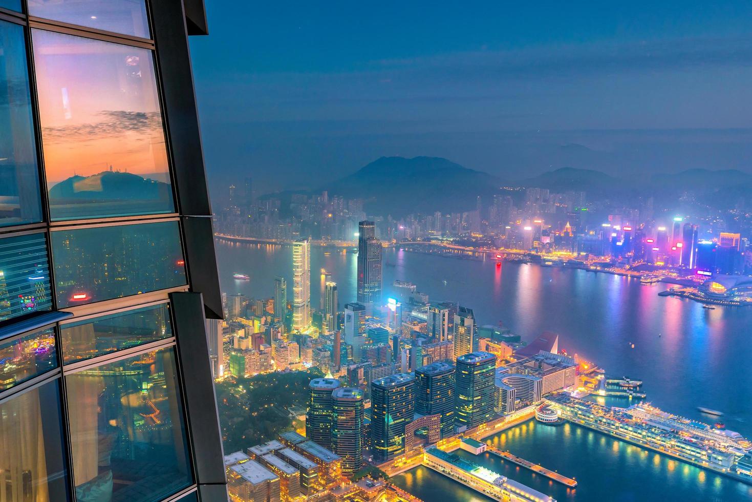 skyline della città di hong kong con vista sul porto di victoria foto