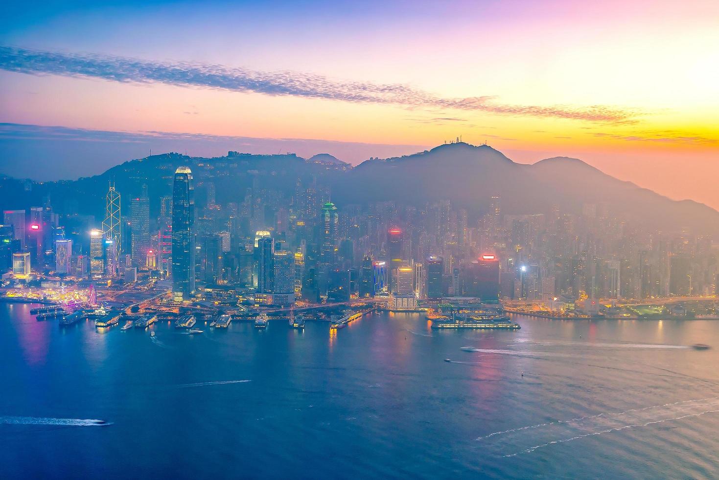 skyline della città di hong kong con vista sul porto di victoria foto