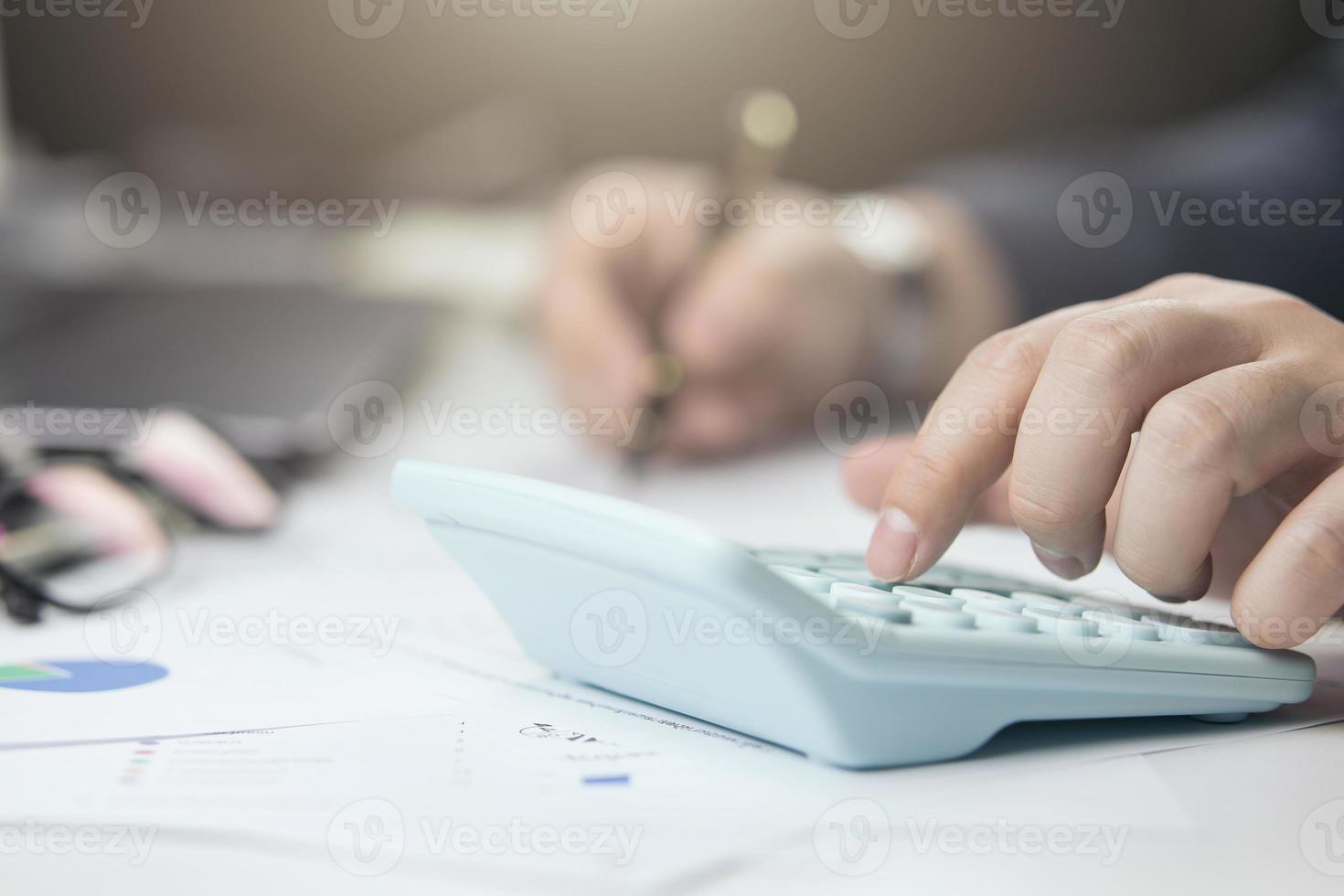 maschio mano fare contabilità, calcolatore fatture, e spese a casa. famiglia bilancio conto pagamento lista di controllo concetto, pagare conto dai un'occhiata, reddito assegnazione Piano, o famiglia bilancio siepe Piano. foto