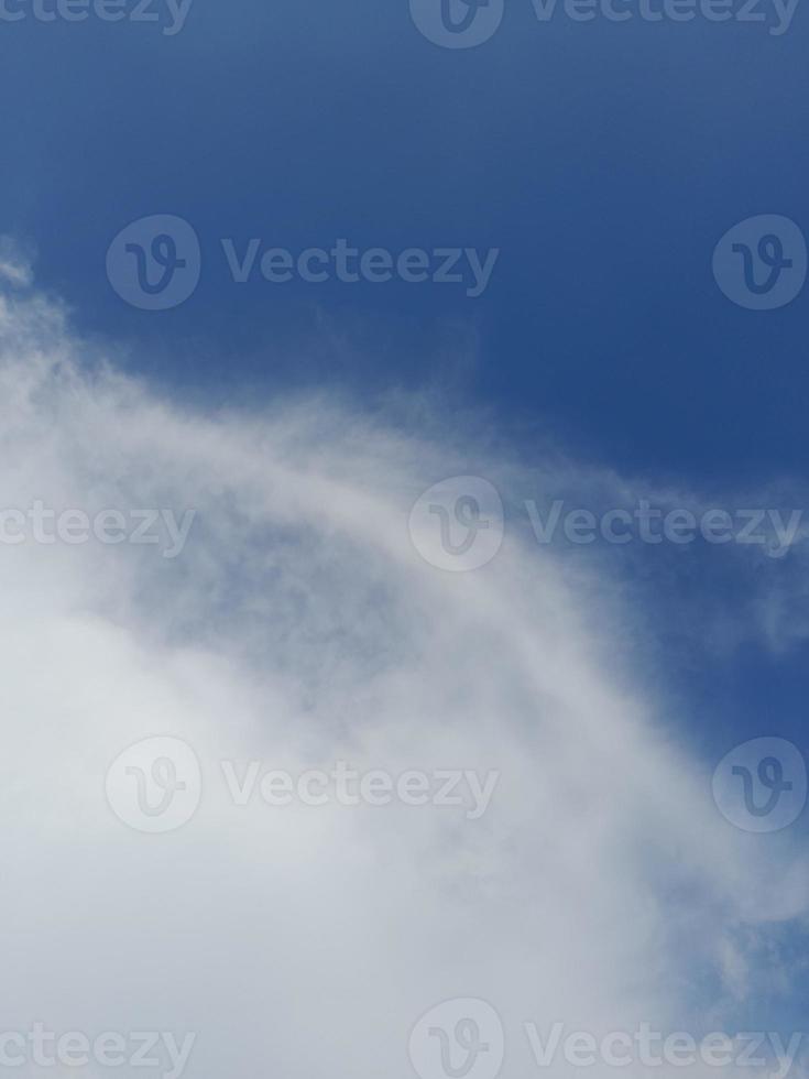 bellissimo bianca nuvole su in profondità blu cielo sfondo. grande luminosa morbido soffice nuvole siamo copertina il intero blu cielo. foto