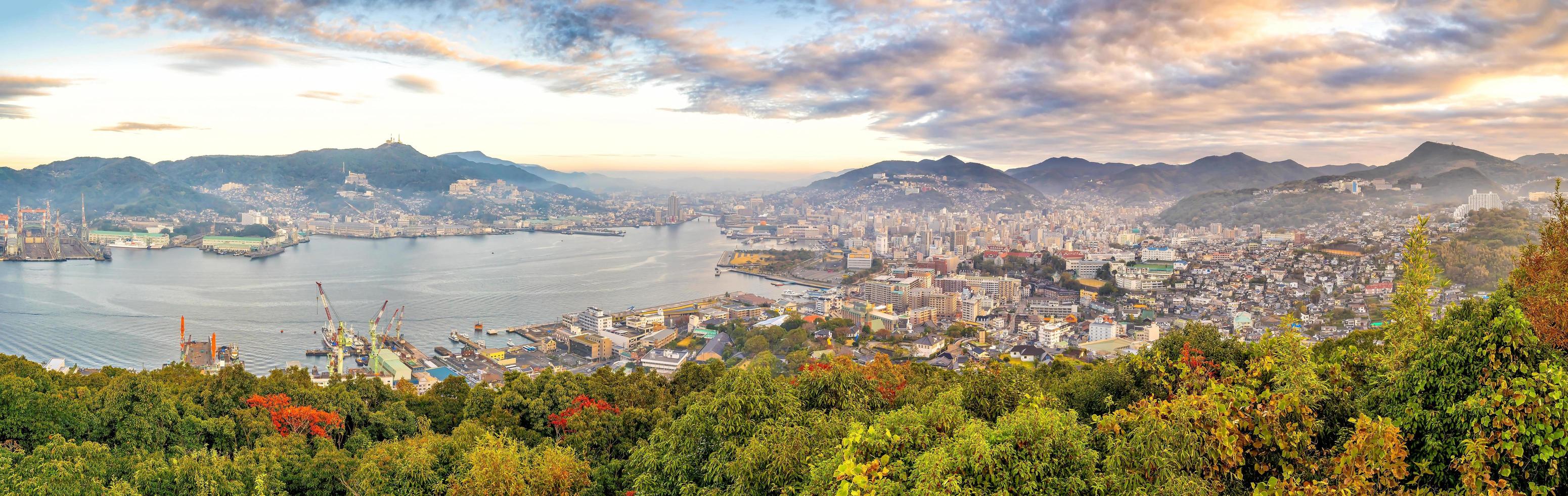 Paesaggio urbano dell'orizzonte del centro della città di Nagasaki a Kyushu in Giappone foto