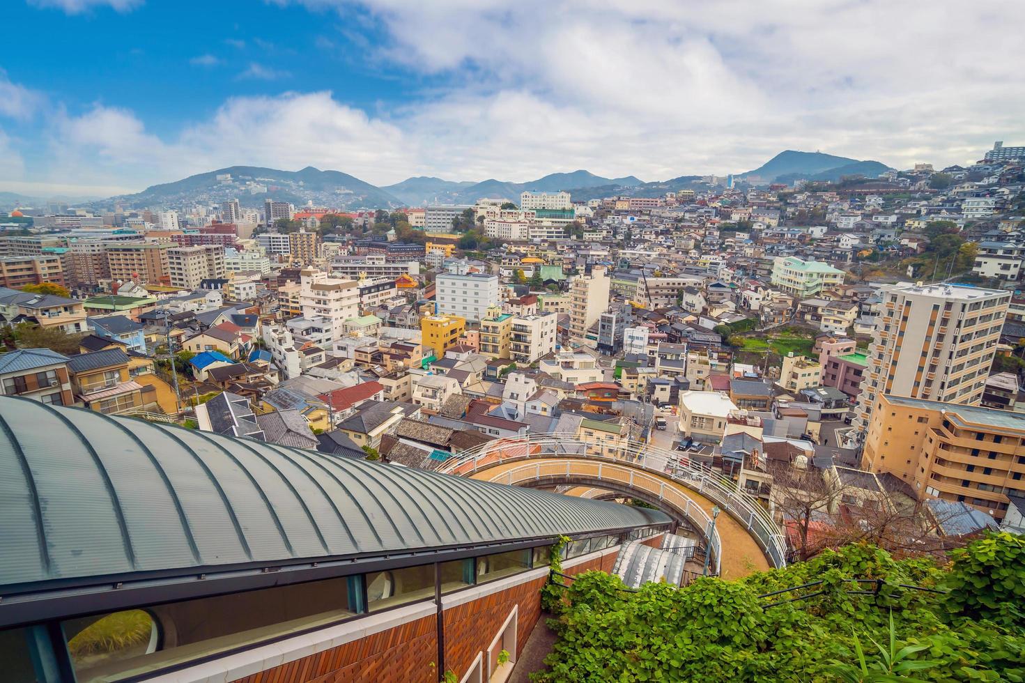 Paesaggio urbano dell'orizzonte del centro della città di Nagasaki a Kyushu in Giappone foto