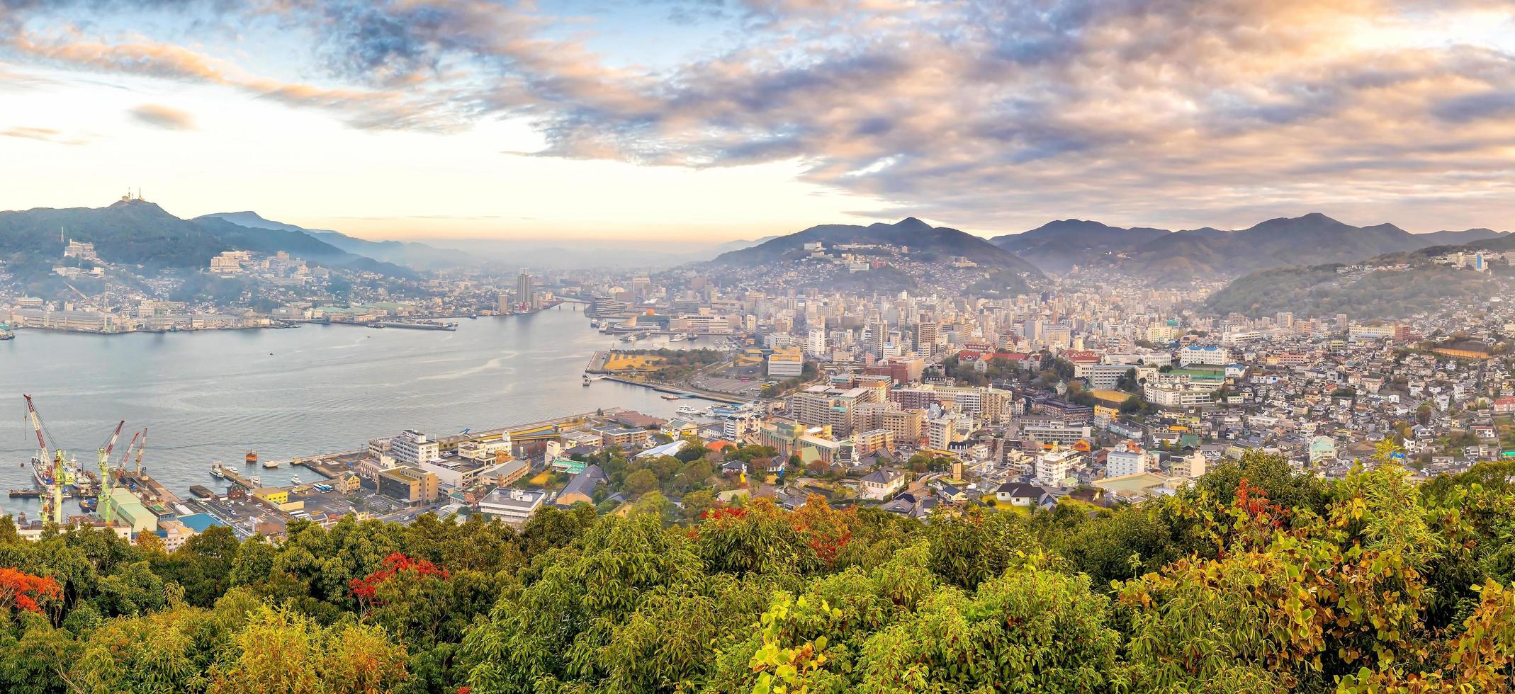 Paesaggio urbano dell'orizzonte del centro della città di Nagasaki a Kyushu in Giappone foto