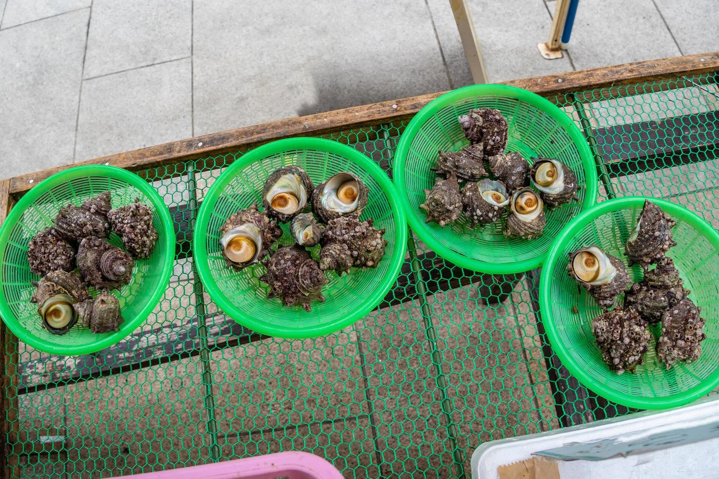 cibo fresco nel mercato del pesce di saga in giappone foto