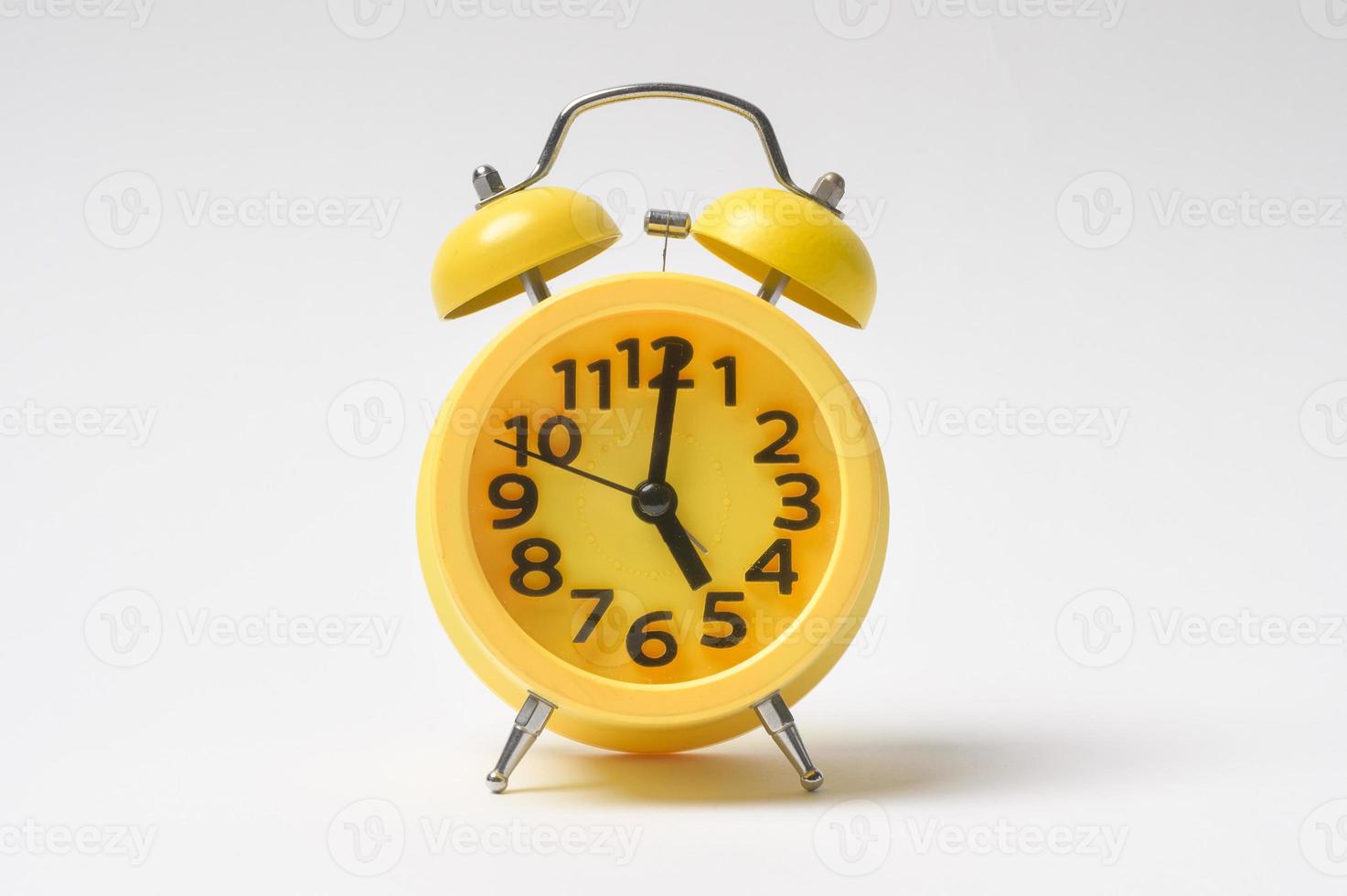giallo Vintage ▾ classico allarme orologio al di sopra di bianca sfondo foto