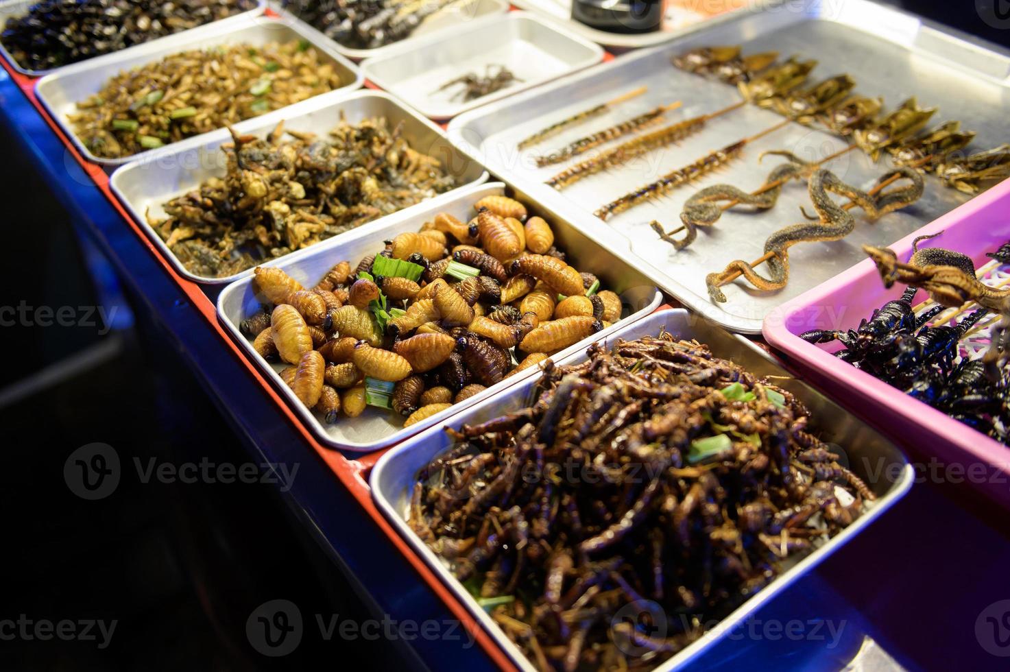 esotico cibo nel khao san strada a notte nel bangkok città, Tailandia, vacanze e in viaggio concetto foto