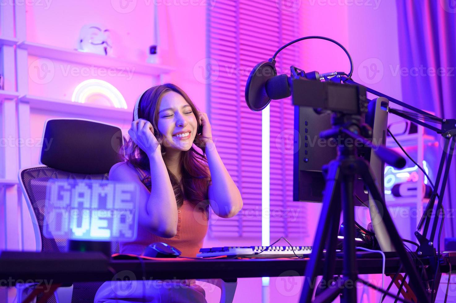 giovane asiatico bella donna professionista gamer avere vivere streaming , cantando e chat con sua fan a casa foto