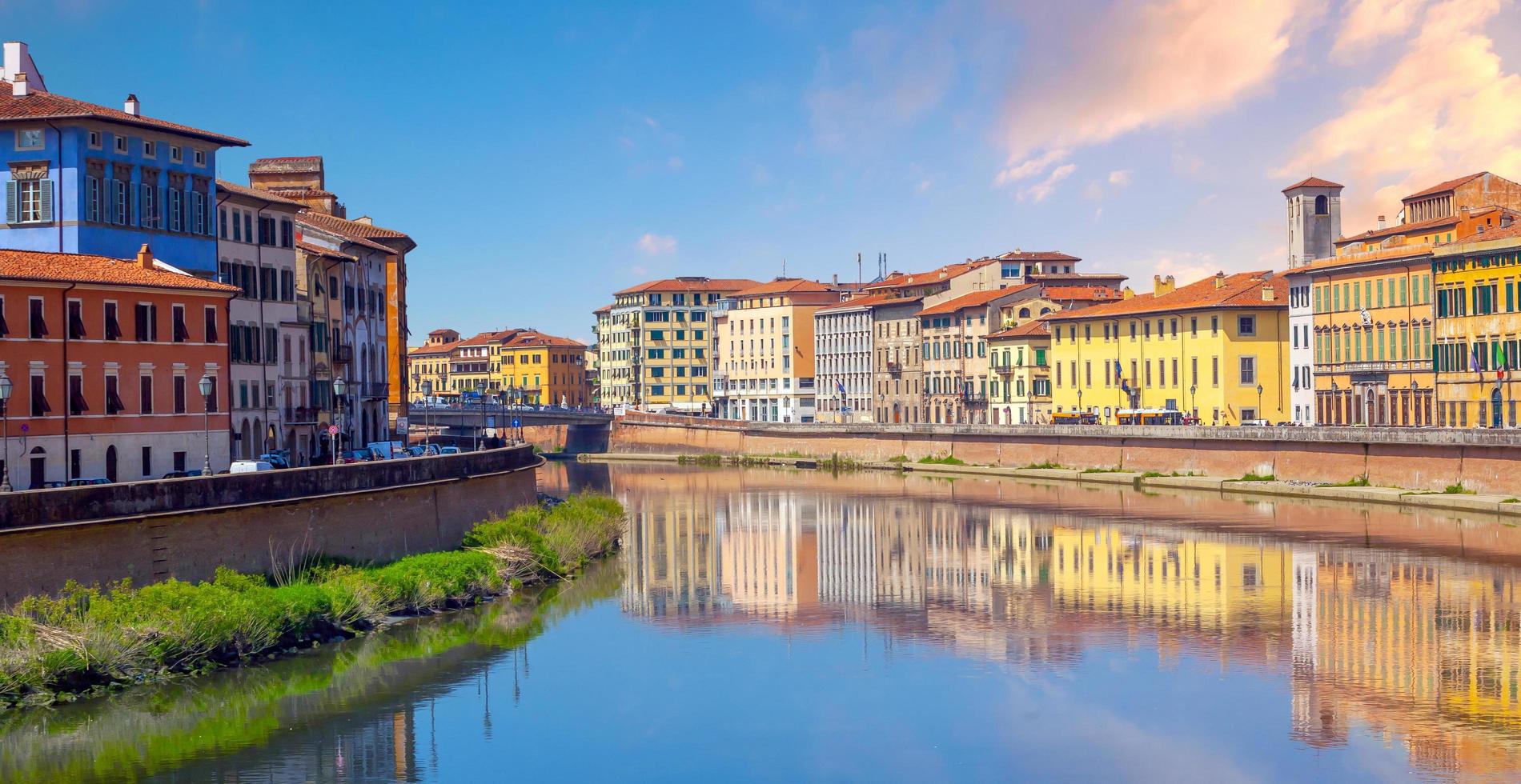 paesaggio urbano di skyline del centro città di pisa in italia foto