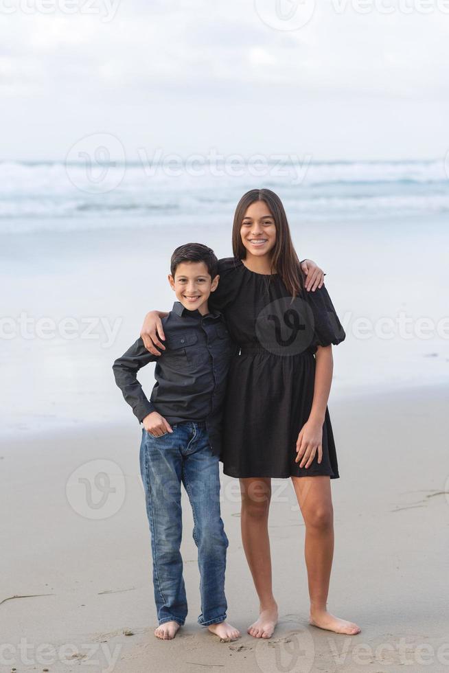 fratelli su il spiaggia foto