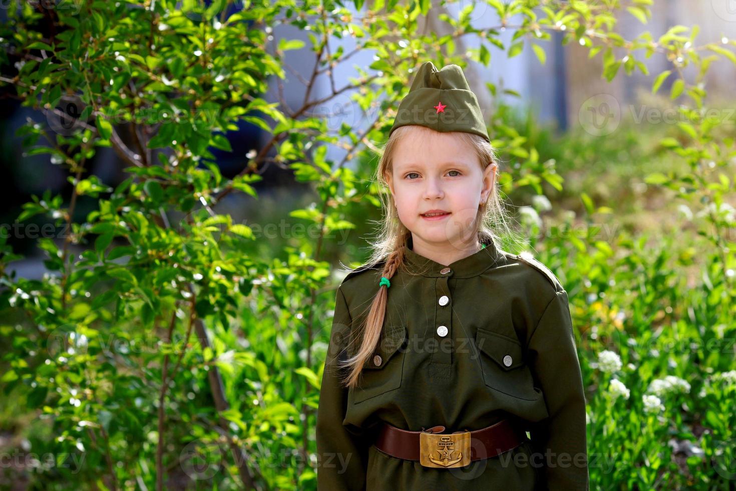 ritratto di un' ragazza nel uniforme su un' verde sfondo. vittoria giorno foto