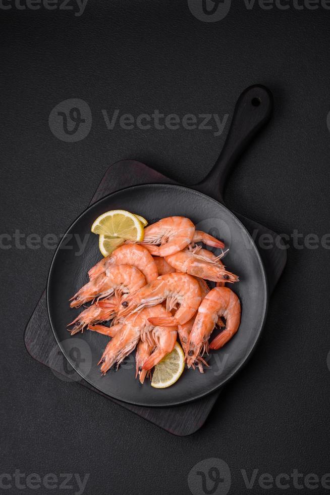 tigre gamberetto o scampi bollito con spezie e sale foto