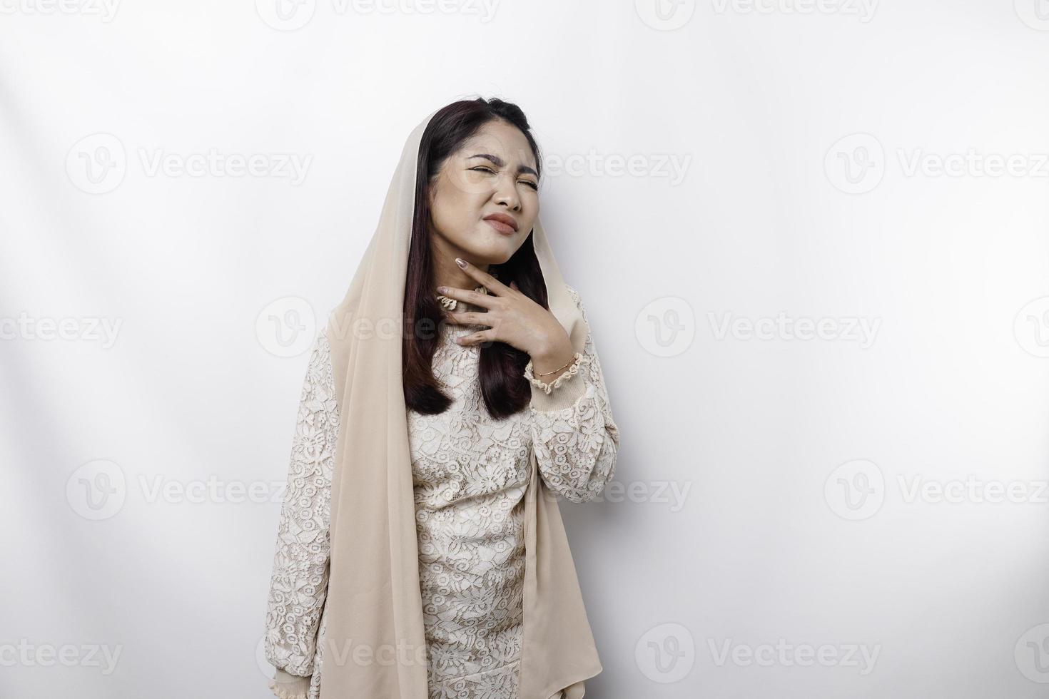 un asiatico musulmano donna si sente così assetato perché di il caldo tempo metereologico durante il estate stagione mentre digiuno foto