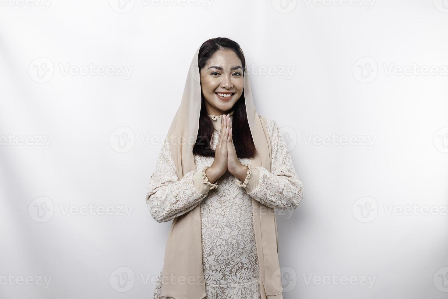 ritratto di un' giovane bellissimo asiatico musulmano donna indossare un' foulard Esprimere a gesti eid mubarak saluto foto