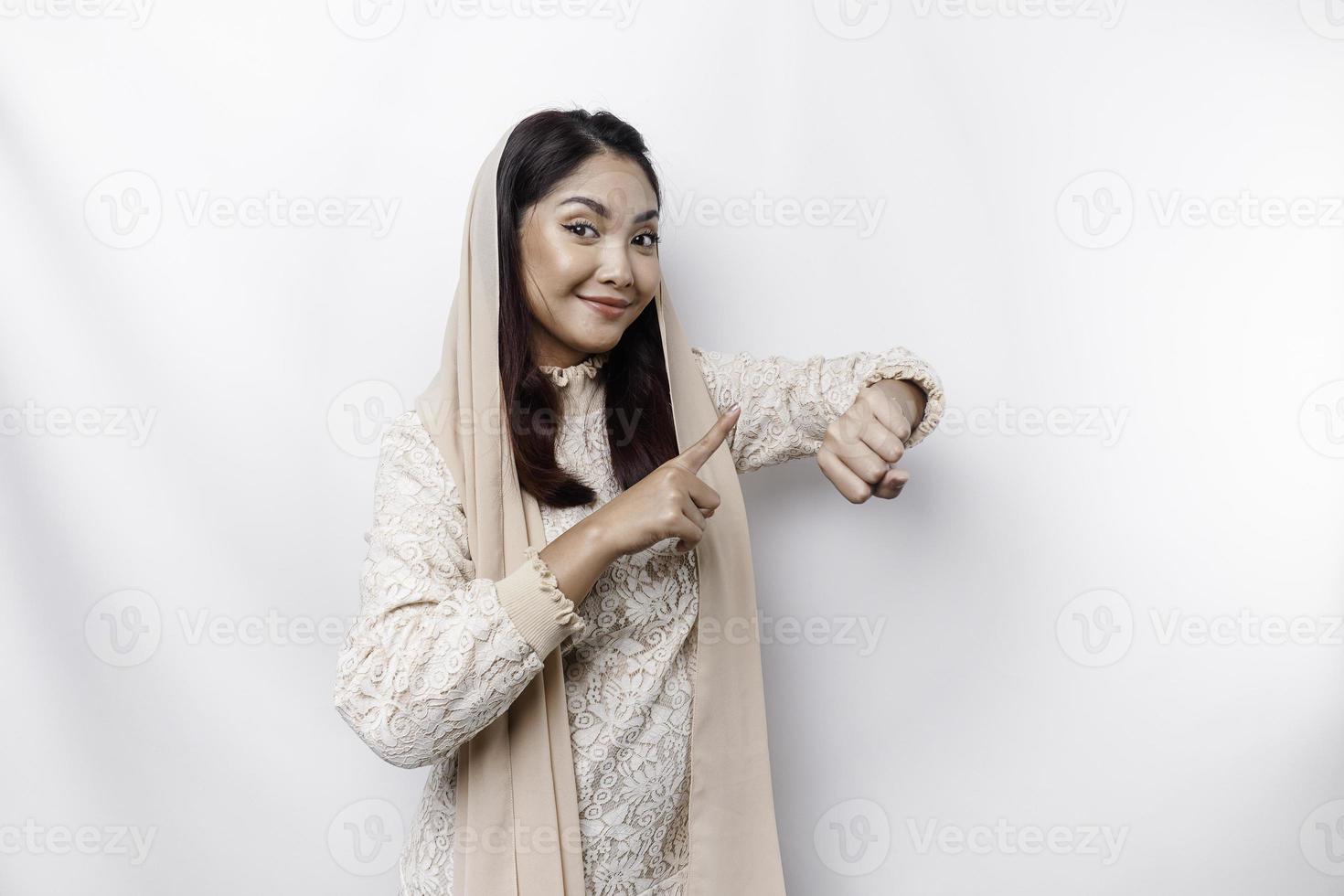 ispanico asiatico donna indossare foulard fare tempo su gesto con mani, frustrato e grave viso foto