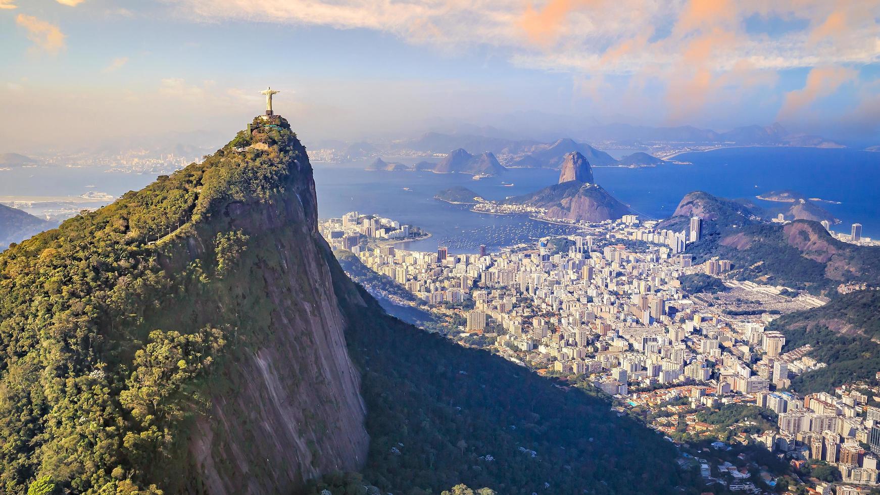 veduta aerea del cristo redentore e della città di rio de janeiro foto