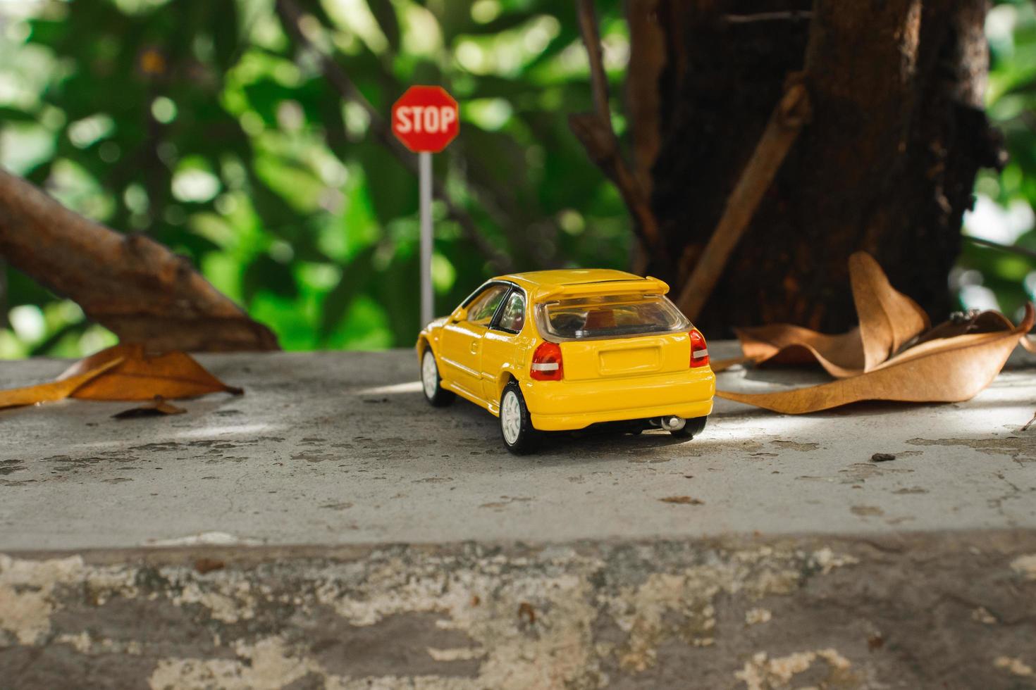 un' foto di un' giallo giocattolo auto incontra un' fermare cartello, dopo alcuni modifiche.