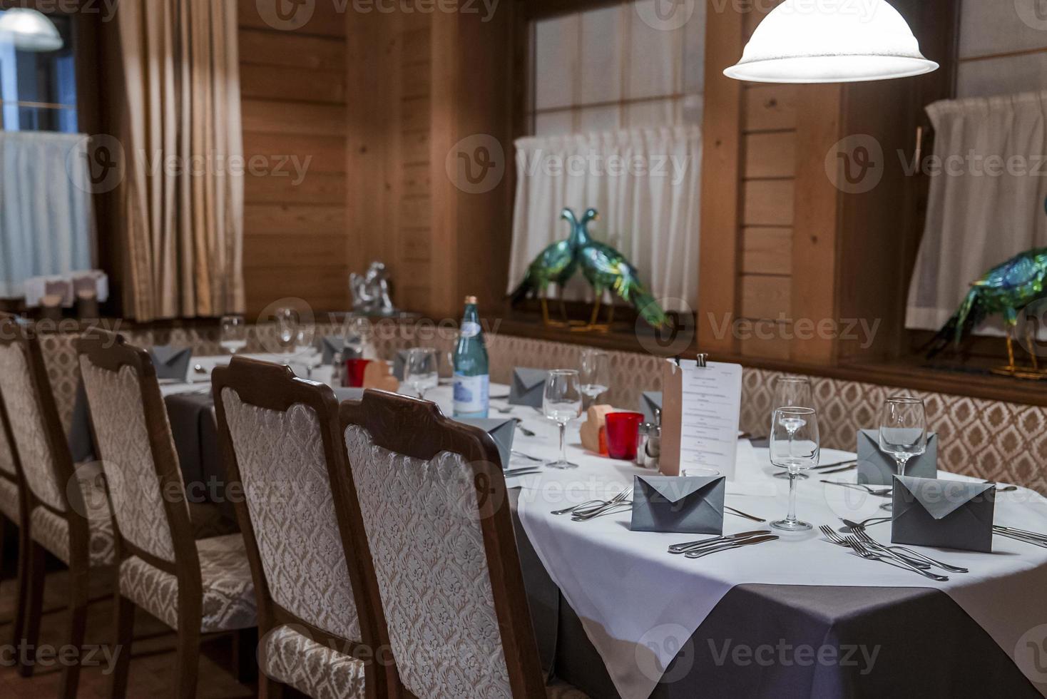 illuminato pendente leggero al di sopra di tavolo nel Hotel foto