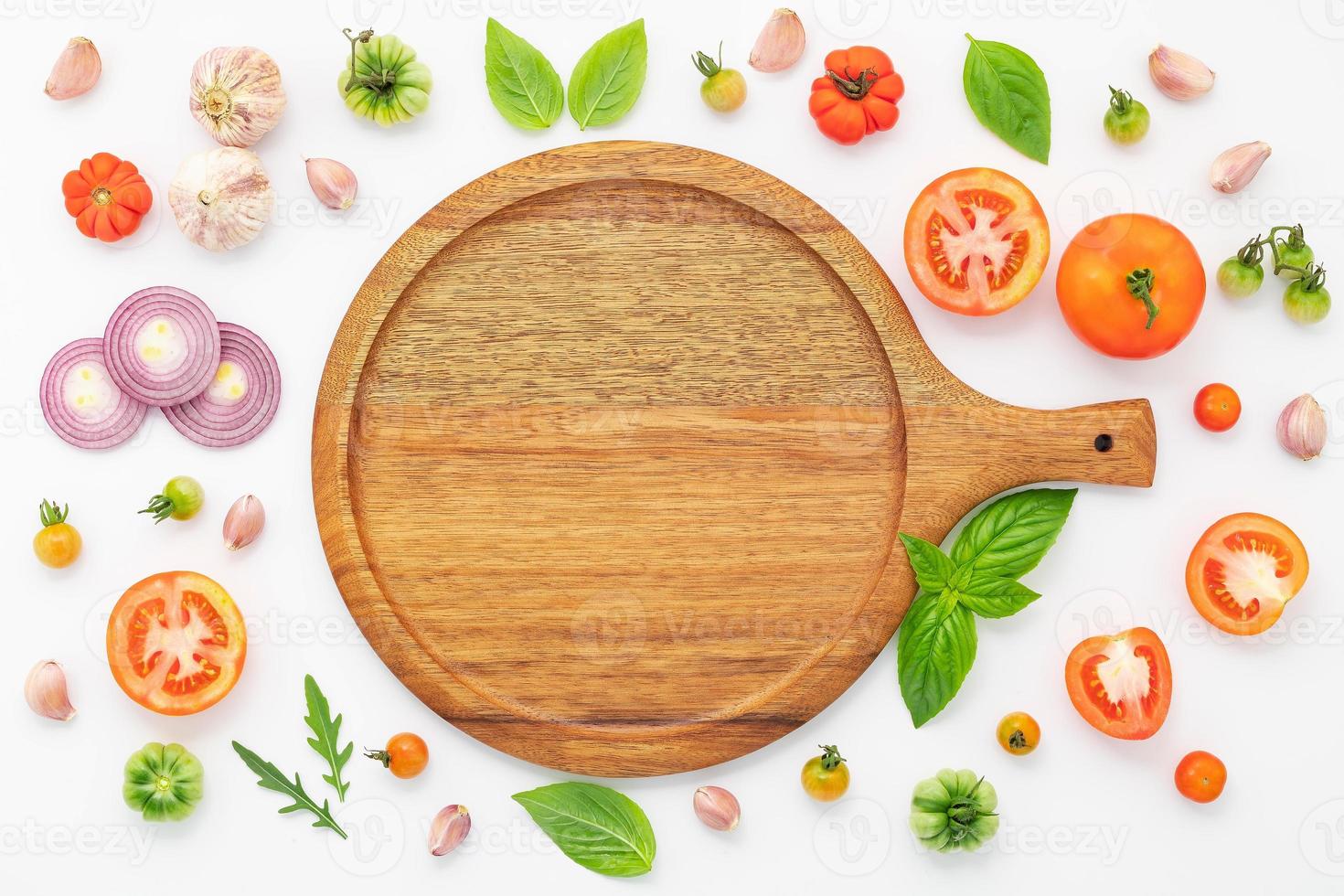 gli ingredienti per la pizza fatta in casa allestiti su sfondo bianco di cemento. foto