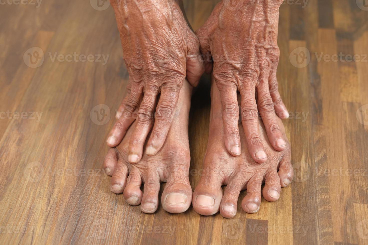 vicino sui piedi della donna senior foto