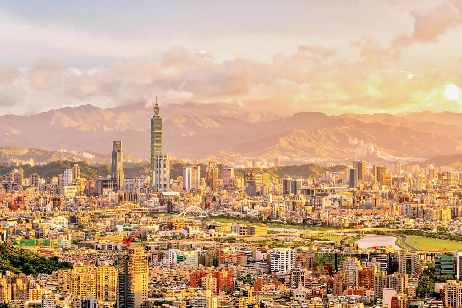 città di taipei skyline al crepuscolo foto