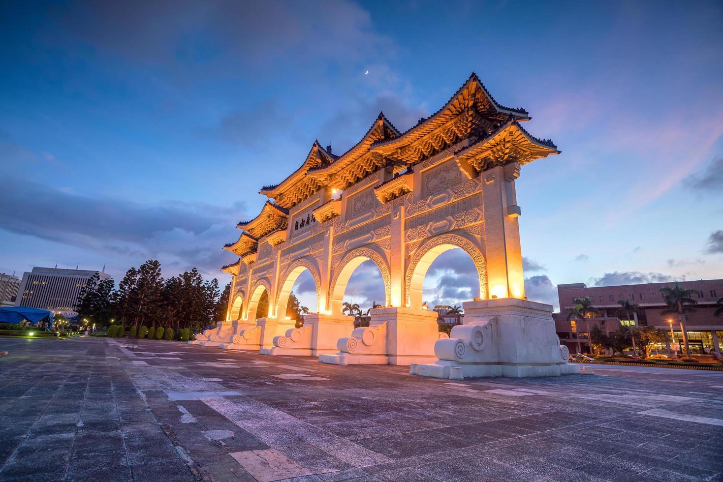 cancello principale della sala commemorativa nazionale di chiang kai-shek nella città di taipei foto